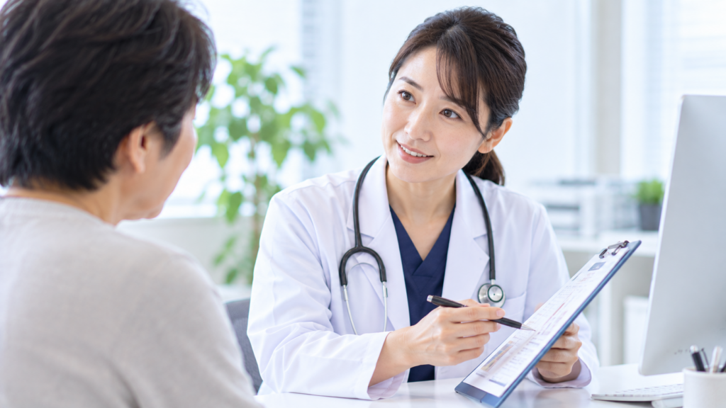 女性医師が患者に説明するカウンセリング