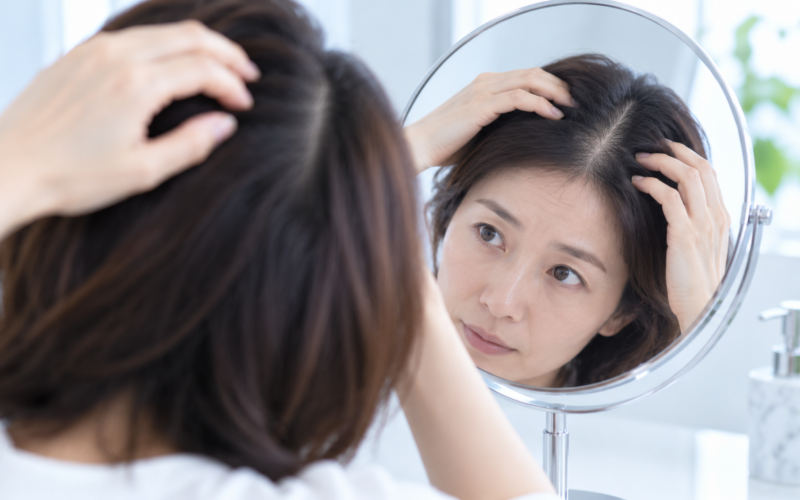 「光を当てる」頭皮ケアはどこまで分かっているのか｜LED・低出力レーザー（LLLT）研究の現在地（2026年時点）と、雑貨・医療機器・医薬品・再生医療の線引き