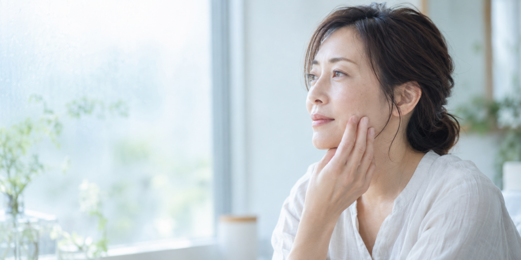 頬に手を当てる女性